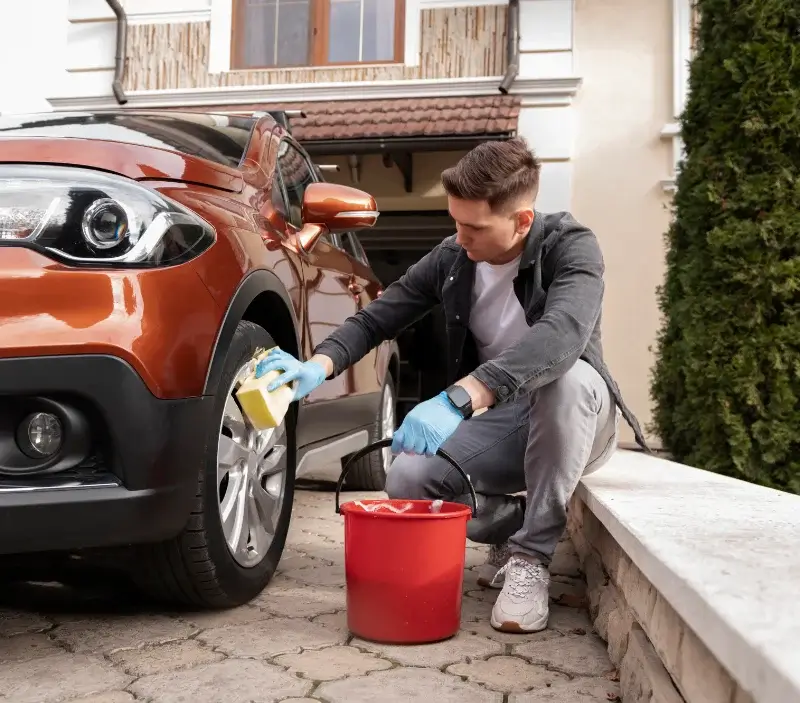 Lavage auto à domicile Rieupeyroux : professionnel intervenant sur un véhicule